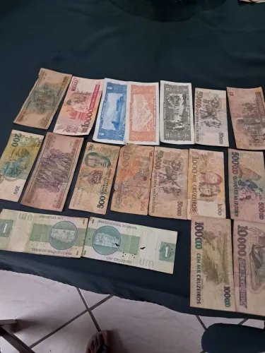 Notas antigas e moedas