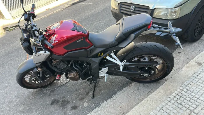 VENDE -SE CB650R moto nova muito conservada