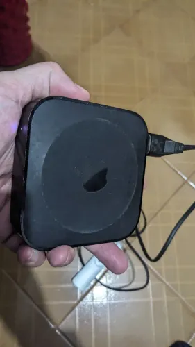 Apple TV com controle sem a tampa