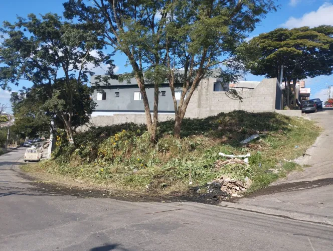 Terreno meio lote esquina