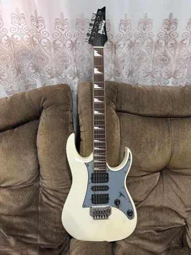 ? Guitarra Ibanez Gio GRG (Branca)