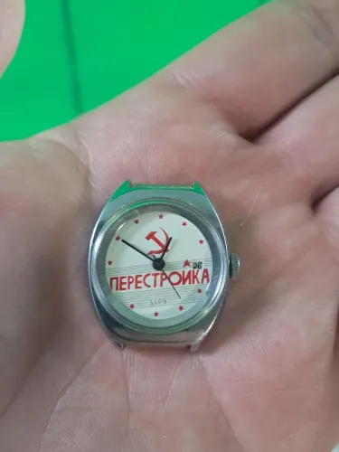 Relógio de Pulso Soviético Zaria "Perestroika" - Mecânico c/ Calendário (Raro)