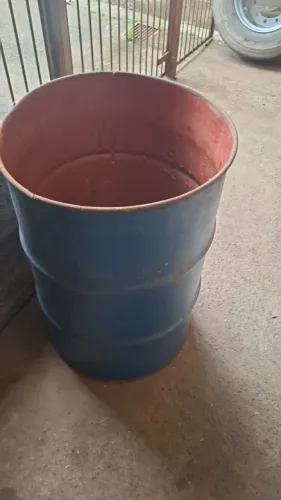 Vende 100 unidades de tambor 200 litros tampa removível interessados chamar no WhatsApp