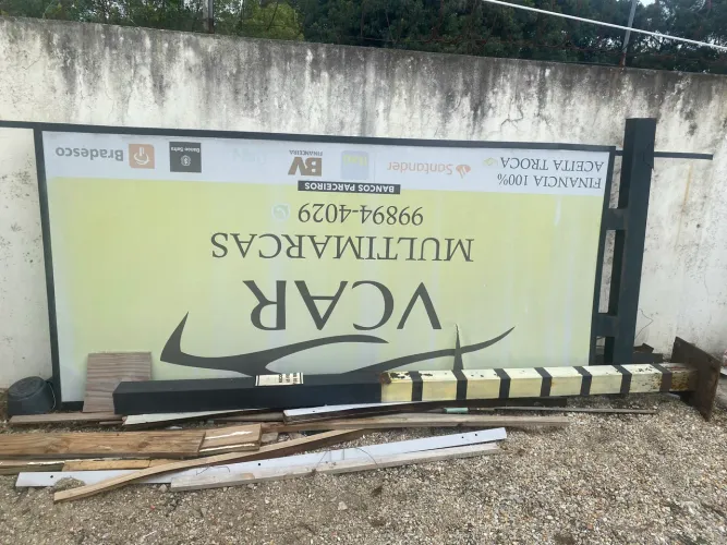 Luminária placa com lâmpada 2.500x1200 com pe direito estrutura metalizada 
