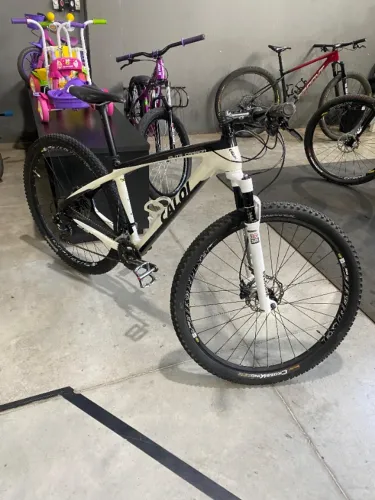 Bicicleta MTB Elite Carbono Deore XT