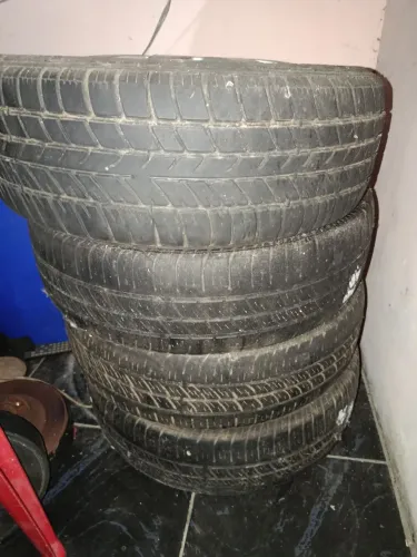Vendo 3 peneus e 1 roda completa