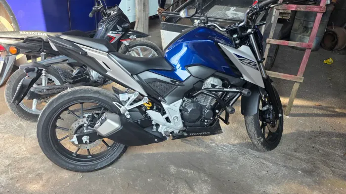 Cb 300 muito nova