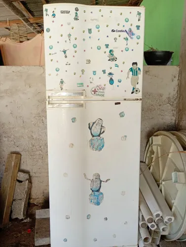 Venda- se geladeira continental.  Whats: *