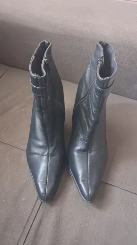 Bota sem taquinho no salto R$10,00
