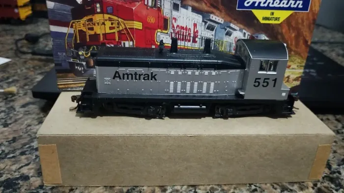 Athearn SW7 AMTRAK #551 engates kadee