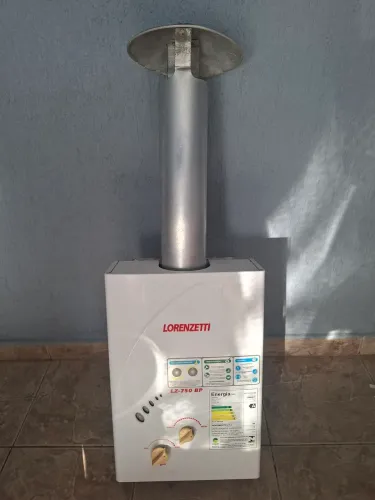 Aquecedor a gás com 22 metros de tubos de cobre 22mm para gás e conexões do aparelho.