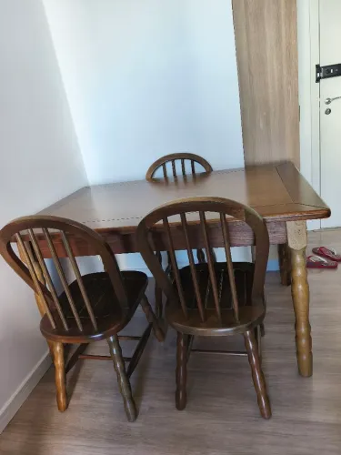 Mesa de jantar com 4 cadeiras em madeira maciça 