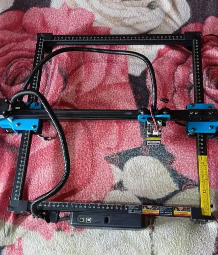 Vendo essa máquina ela grave e corte ela é CNC está funcionando