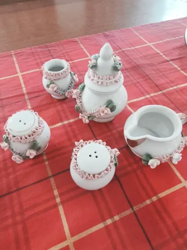 Conjunto de cinco peças decorativas ou para uso individual antigo