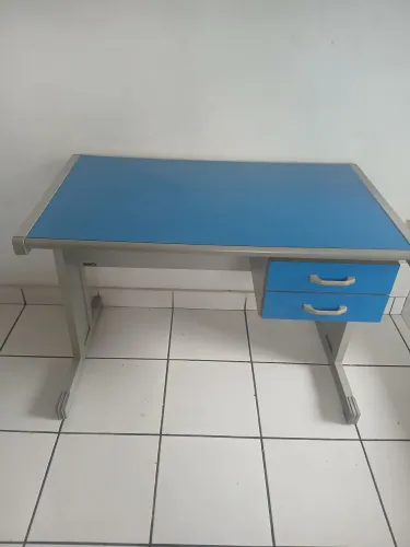 Mesa de escritório com 2 gavetas 