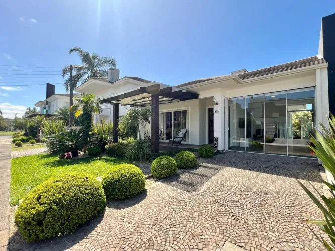 Casa térrea à venda com 3 suítes e pátio privativo no Condado de Capão em Capão da Canoa R