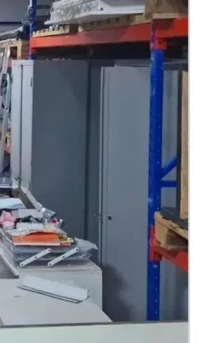 Armários em Aço e Cadeiras