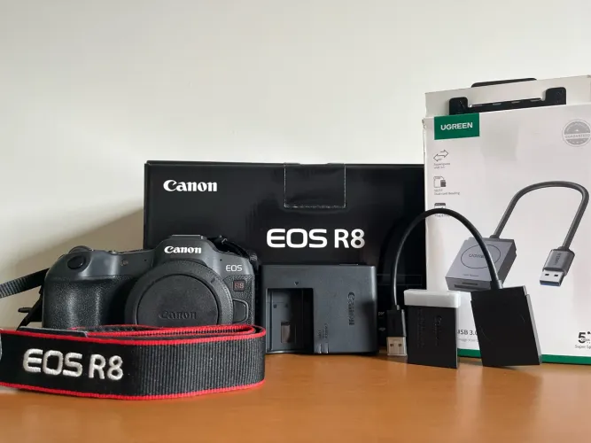 Câmera Canon R8 + bateria original extra + leitor de cartão de memória ugreen