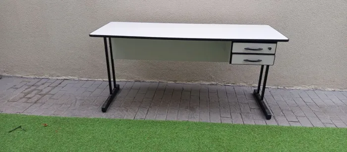 Mesa de escritório ou estudo.