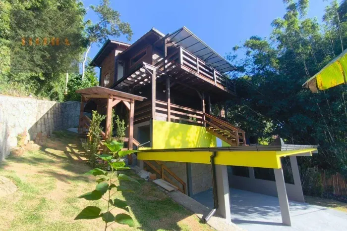 Casa com 3 dormitórios, a 350 metros da praia da Armação