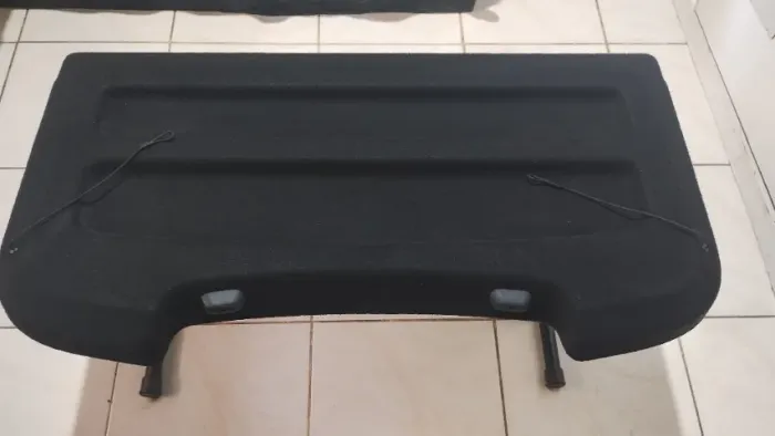 Tampão do Porta-Malas Original Renault Sandero (G2 / 2015+) - Com Cordões
