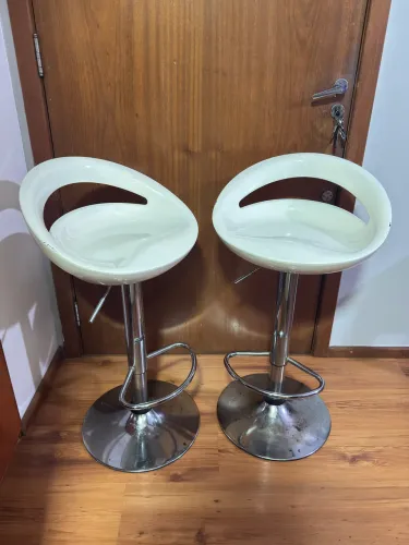Par de banquetas brancas, giratórias e com regulagem de altura!