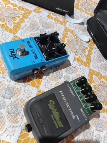 Pedais guitarra para retirar peças (ou levar a assistência)