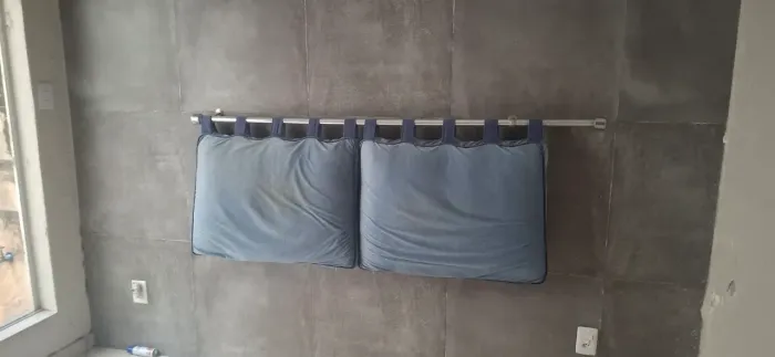 Cabeceira Suspensa de Varão com Almofadas - Estilo Moderno/Industrial