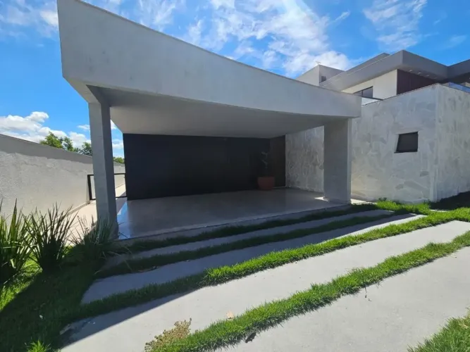 Casa Decorada de Alto Padrão em Manguinhos 4 Suítes, Amplo Quintal e Lazer.