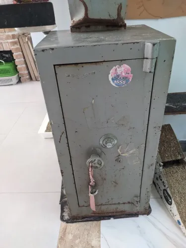 Vendo Cofre Antigo de Aço