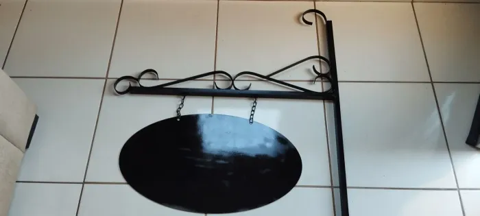 Suporte para o nome do seu estabelecimento ou loja ou para pendurar plantas.