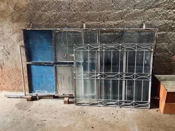 Porta de Ferro e Janela
