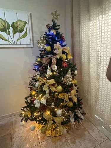 Vende-se árvore de Natal com enfeites 