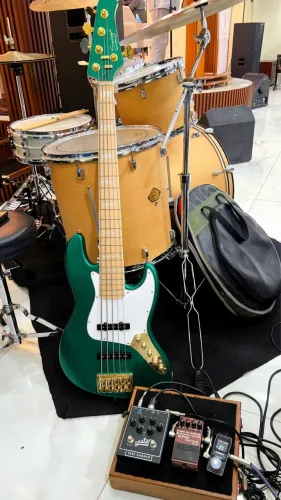 Baixo Swing Guitars