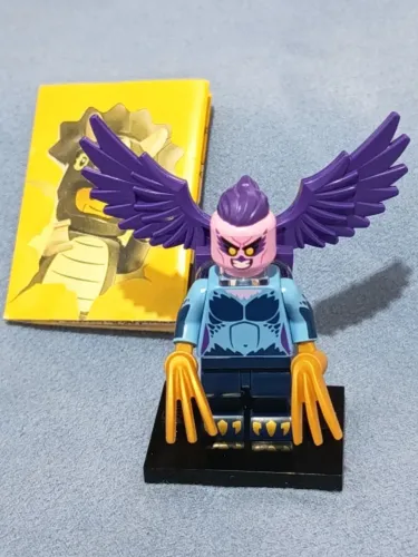 LEGO minifigura Harpy, Series 25 (completa, com base, acessórios e catálogo)