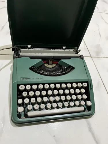 máquina de escrever portátil vintage Olivetti Lettera 82.