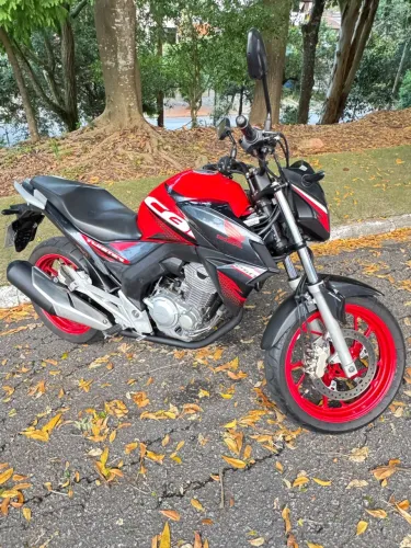 HONDA Twister 2020 excelente estado de conservação.