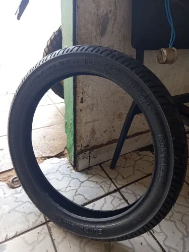 Vendo esse pneu semi novo