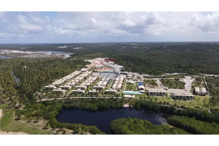 "Terreno em Condomínio Fechado medindo 448m², Pé na Areia."