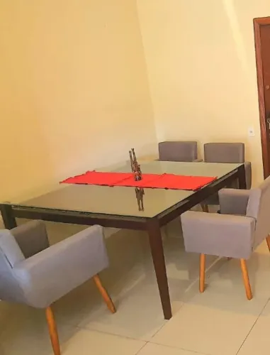 Mesa de madeira com trama trançada e tampo de vidro!
