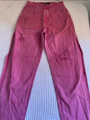 Calça jeans Bluesteel rosa com fenda lateral
