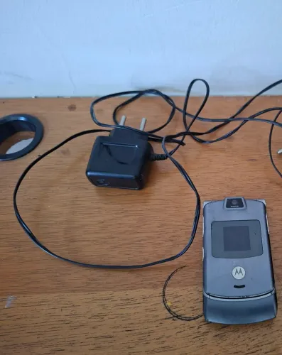 Motorola v3 - ótimo estado com carregador