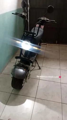 Vende se uma moto elétrica escoo