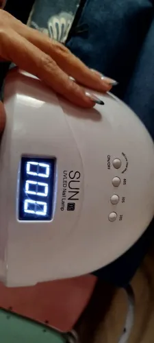 Cabine  UV LED para unhas funcionando perfeitamente 