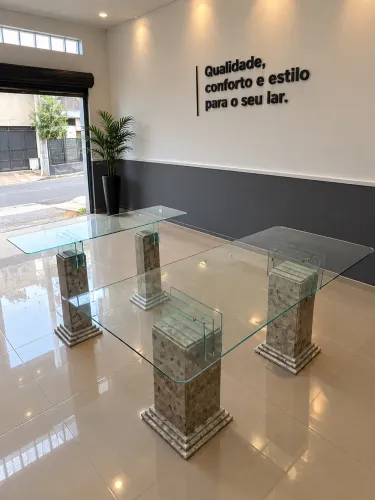 2 mesas de vidro temperado com bases de mármore