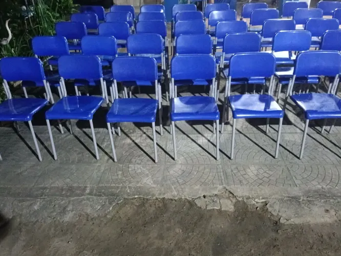 CADEIRAS AZUIS EMPILHÁVEIS