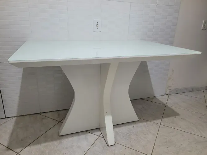 Mesa branca de vidro