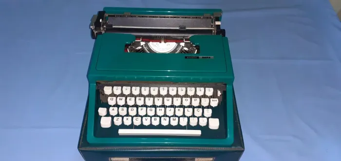 Máquina de Datilografia Olivetti Dora Portátil