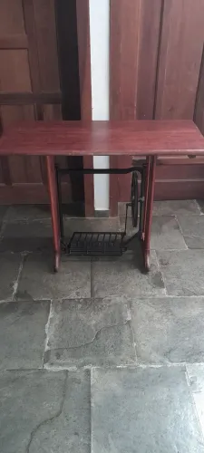 Mesa pé ferro fundido