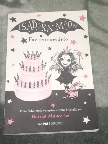 Livro Isadora Moon de Harriet Muncaster